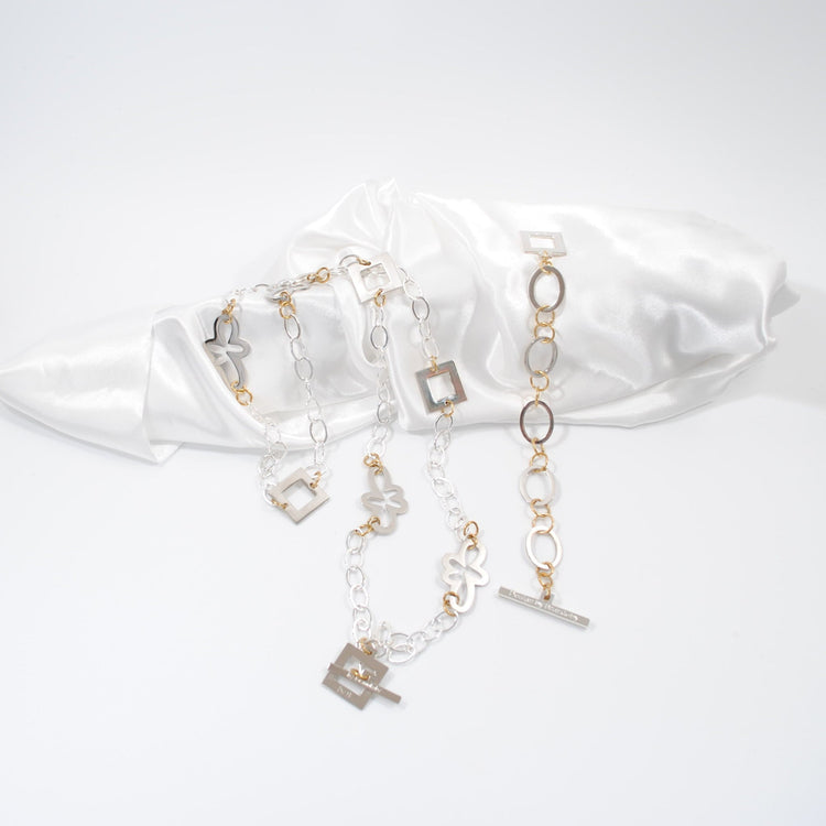 Halsband som kan bäras på många olika sätt, flexibla smycken med halvädelstenar och unik design.