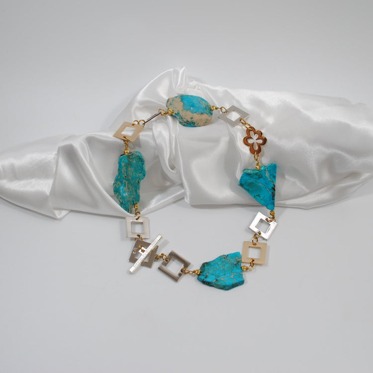 kort halsband med fyrkanter och blommor i en elegant modell