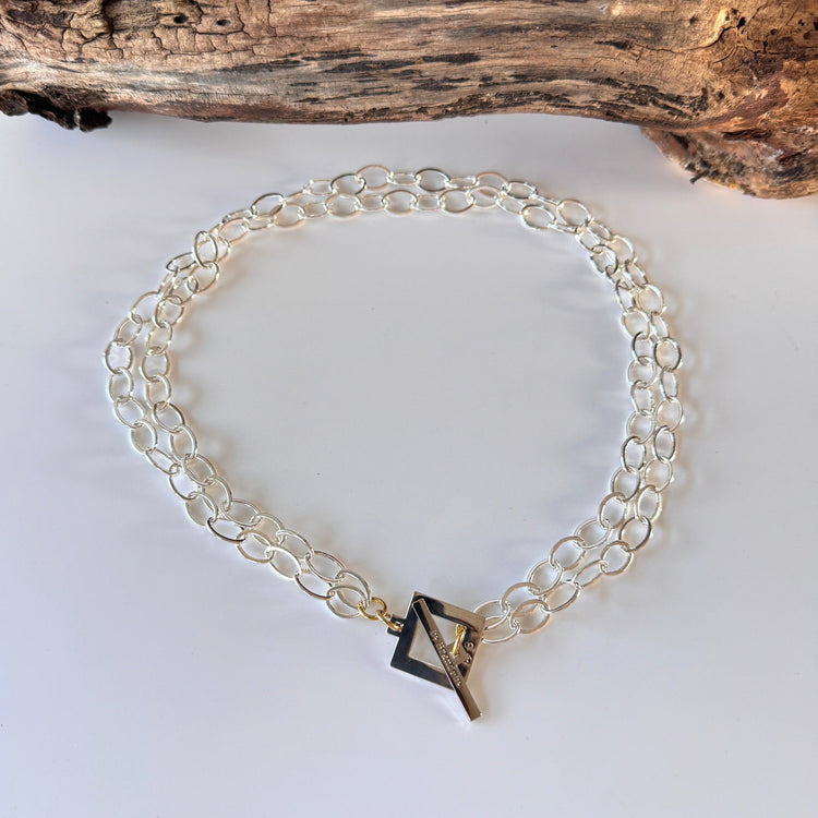 Classy silver halsband som du kan bära kort eller långt.