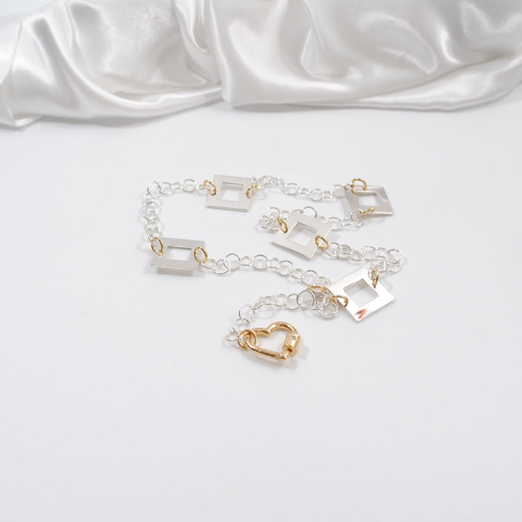 Guld eller silverhalsband i unik handgjord design.
