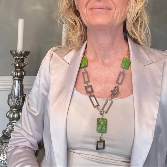 Handgjort Luxury Green Halsband med äkta gröna turkoser. Rostfritt stål med plätering. Långt flexibelt halsband 65 cm. Limited edition från Bold Grace Collection.