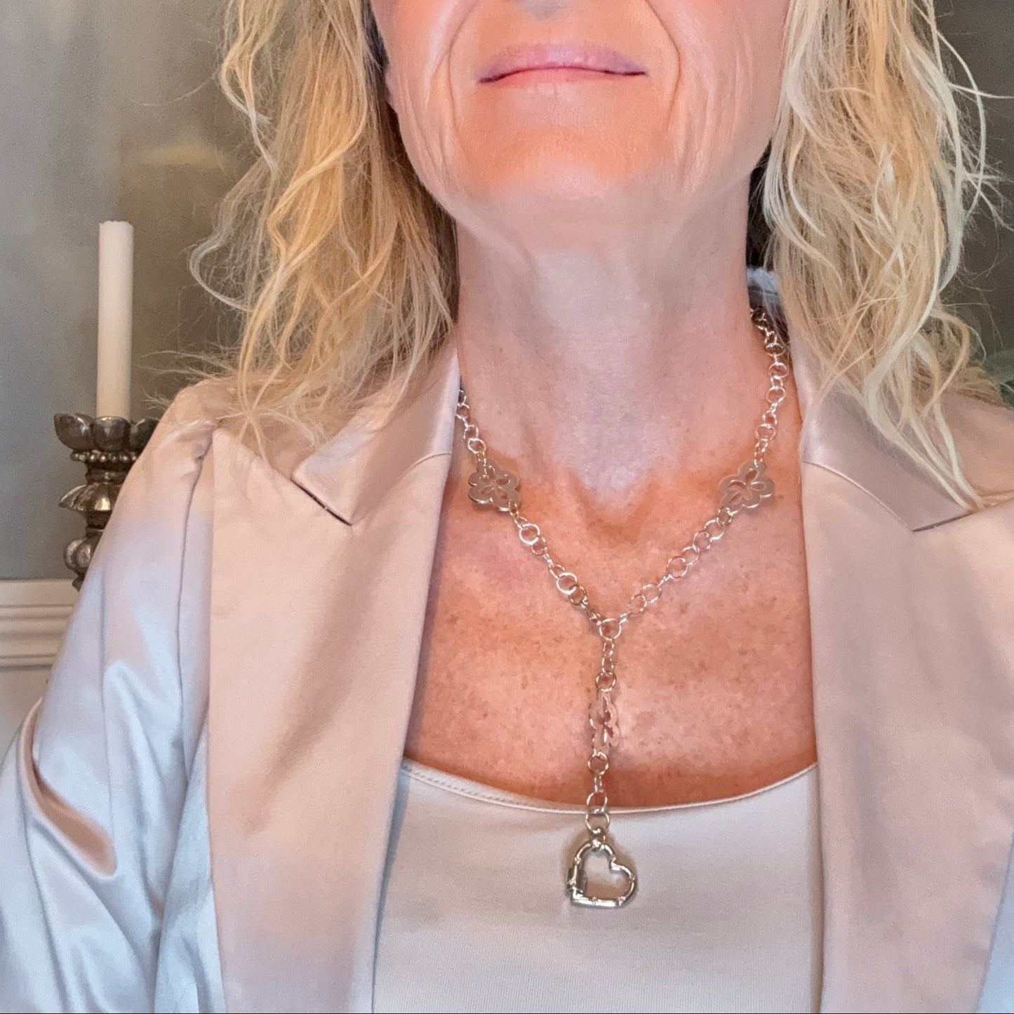 Exklusivt handgjort Bloming Flower Halsband med 24k guld och sterling silver. Kort halsband 55 cm med flexibel längd. Limited edition från Design by Brandeby.