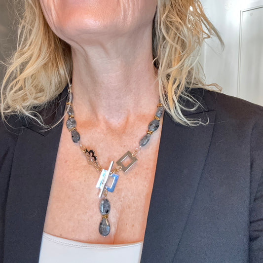 Statement Labradorit Halsband 50cm – Handgjort Kort Halsband med Ädelsten | Design by Brandeby