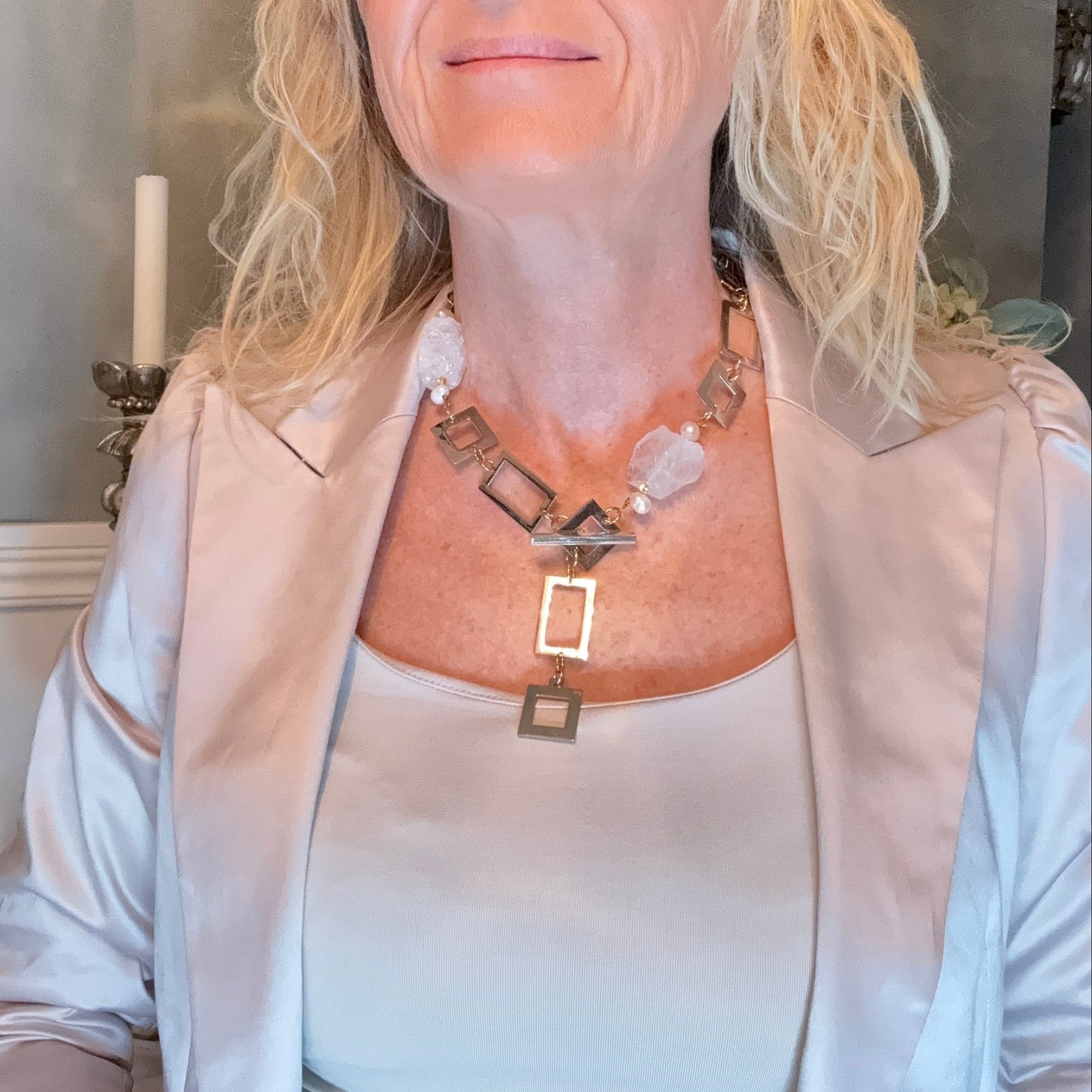 Exklusivt Extrem Luxury Halsband med råa bergkristaller, sötvattenspärlor, sterling silver och 18k guld. Kort halsband 56 cm. Limited edition från Design by Brandeby.