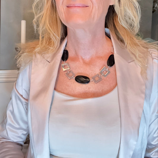 Exklusivt Royal Onyx Stone Halsband med fasettslipade onyx-stenar och sterling silver. Kort halsband 50 cm. Kunglig elegans och tidlös stil från Design by Brandeby.