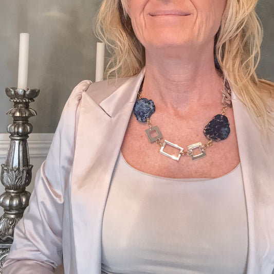Exklusivt Blue Lyxery Ocean Halsband med blå imperial jasper, sterling silver och 18k guld. Kort halsband 52 cm. Limited edition från Design by Brandeby.