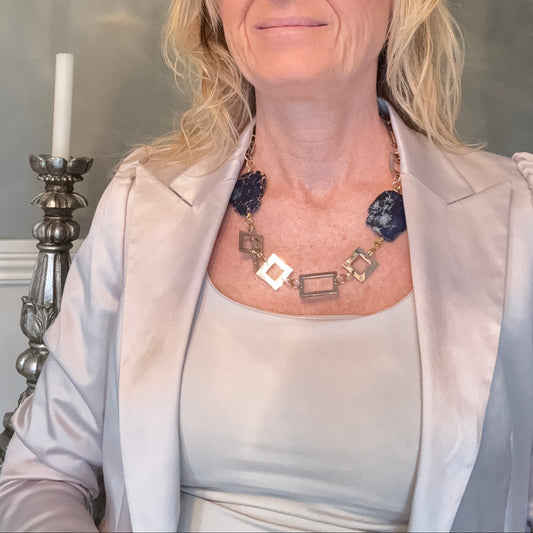 Exklusivt Blue Lyxery Ocean Halsband med blå imperial jasper, sterling silver och 18k guld. Kort halsband 52 cm. Limited edition från Design by Brandeby.