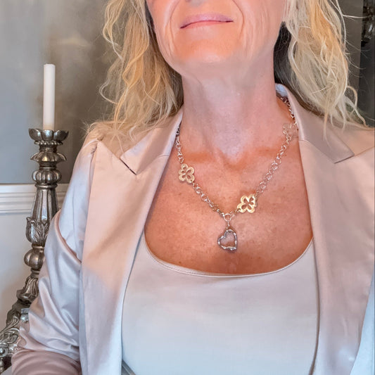 Exklusivt handgjort Bloming Flower Halsband med 24k guld och sterling silver. Kort halsband 55 cm med flexibel längd. Limited edition från Design by Brandeby.