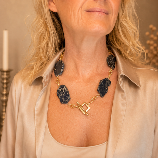 The Royal Blue Halsband – Imperial jasper i djupblå statement-design