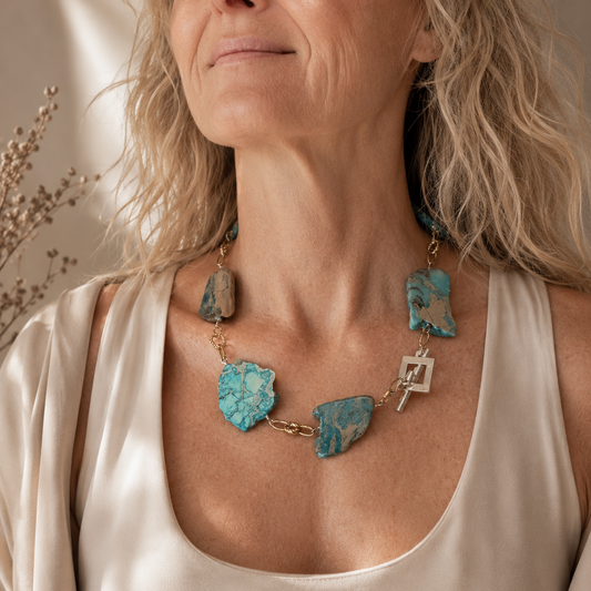 Handgjort halsband med turkos Imperial Jasper, sterling silver och 18K guld PVD. Svensk design i begränsad upplaga från Design by Brandeby.