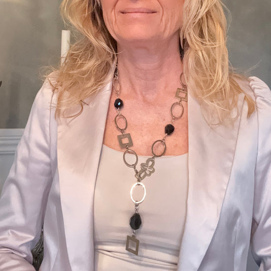 Elegant Touch Of Grace Halsband med fasettslipade svarta onyx-stenar och sterling silver. Långt flexibelt halsband 60 cm. Limited edition från Design by Brandeby.