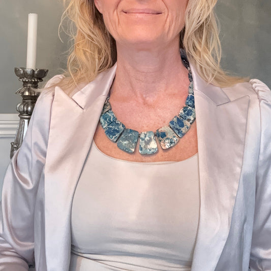 Magiskt Blue Imperial Statement Halsband med blå imperial jasper, sterling silver och sötvattenspärlor. Kort halsband 52 cm. Unikt exemplar från Design by Brandeby.