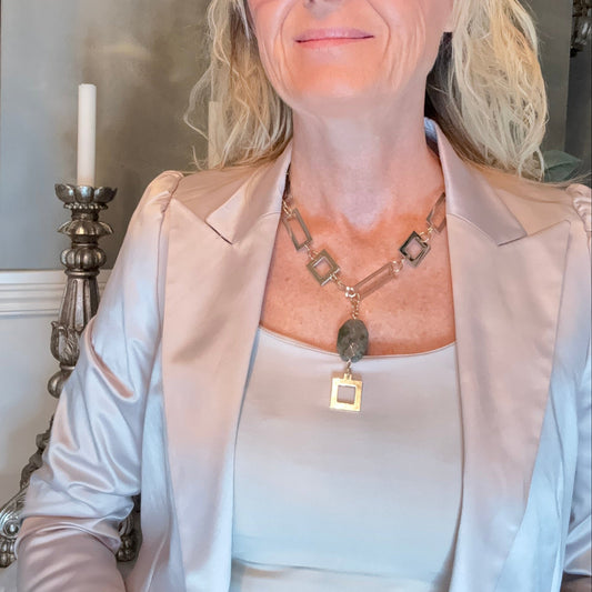 Kraftfullt Bold Labradorite Halsband med äkta labradorit, sterling silver och 18k guld. Långt flexibelt halsband 80 cm. Limited edition från Design by Brandeby.