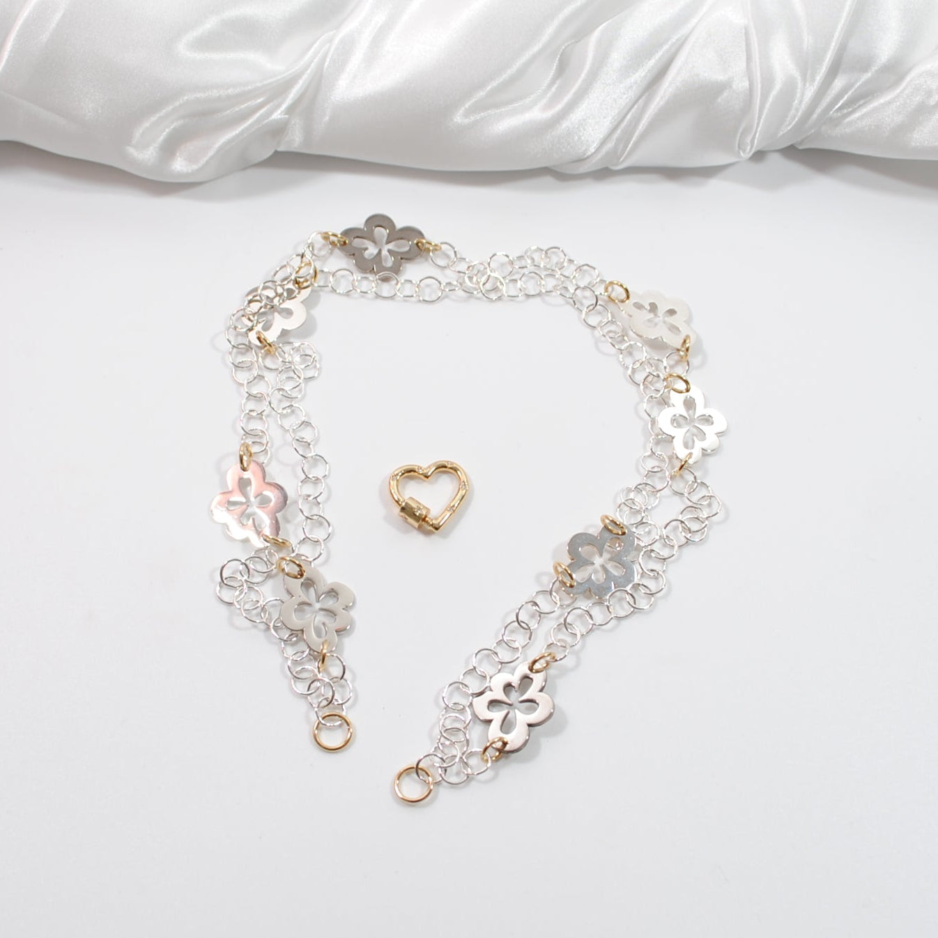 Exklusivt halsband med blommor i sterling silver och 18K guld. Flexibel design 45-90 cm. Handgjort i Sverige med allergivänliga material.