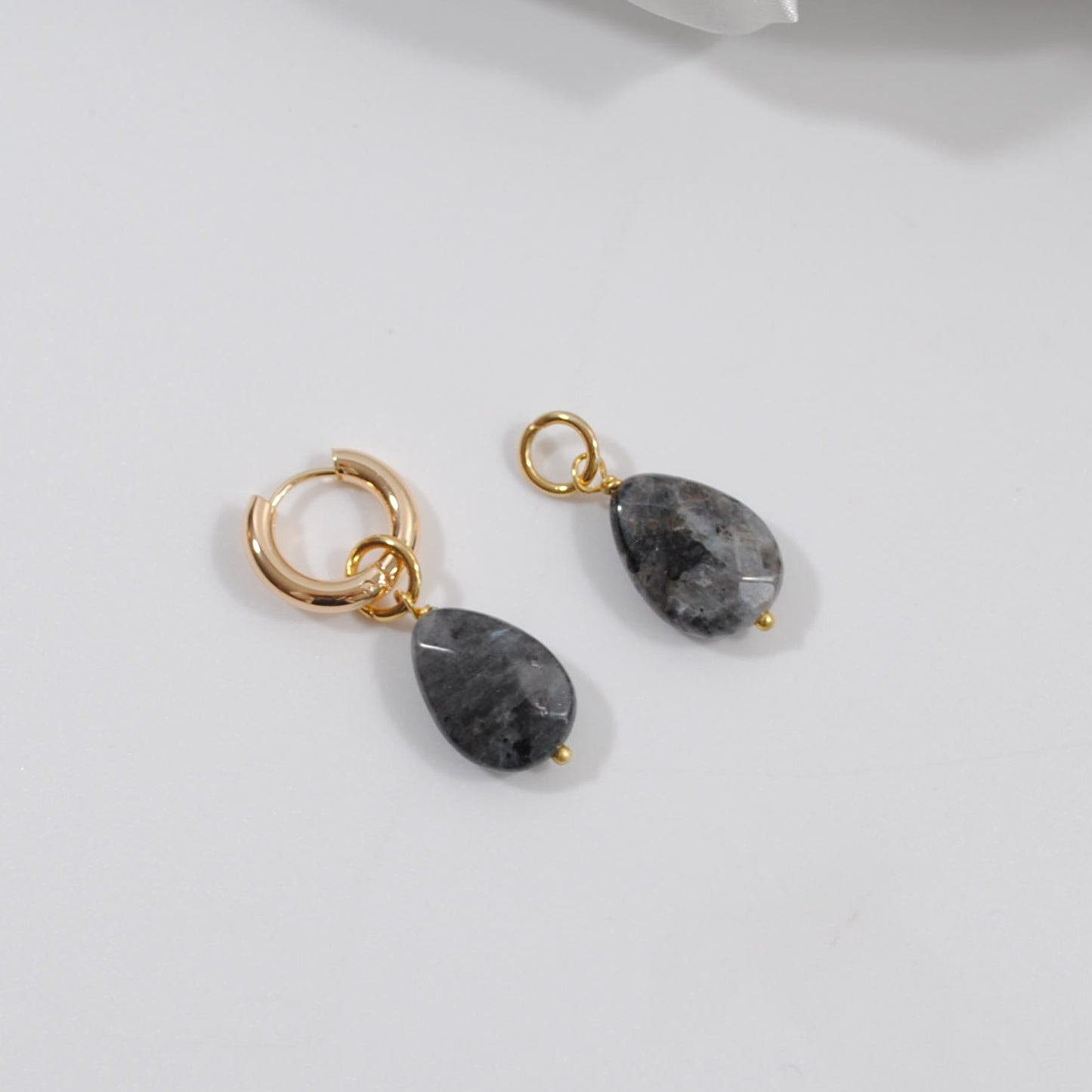 påhäng labradorit hänge guld design by brandeby