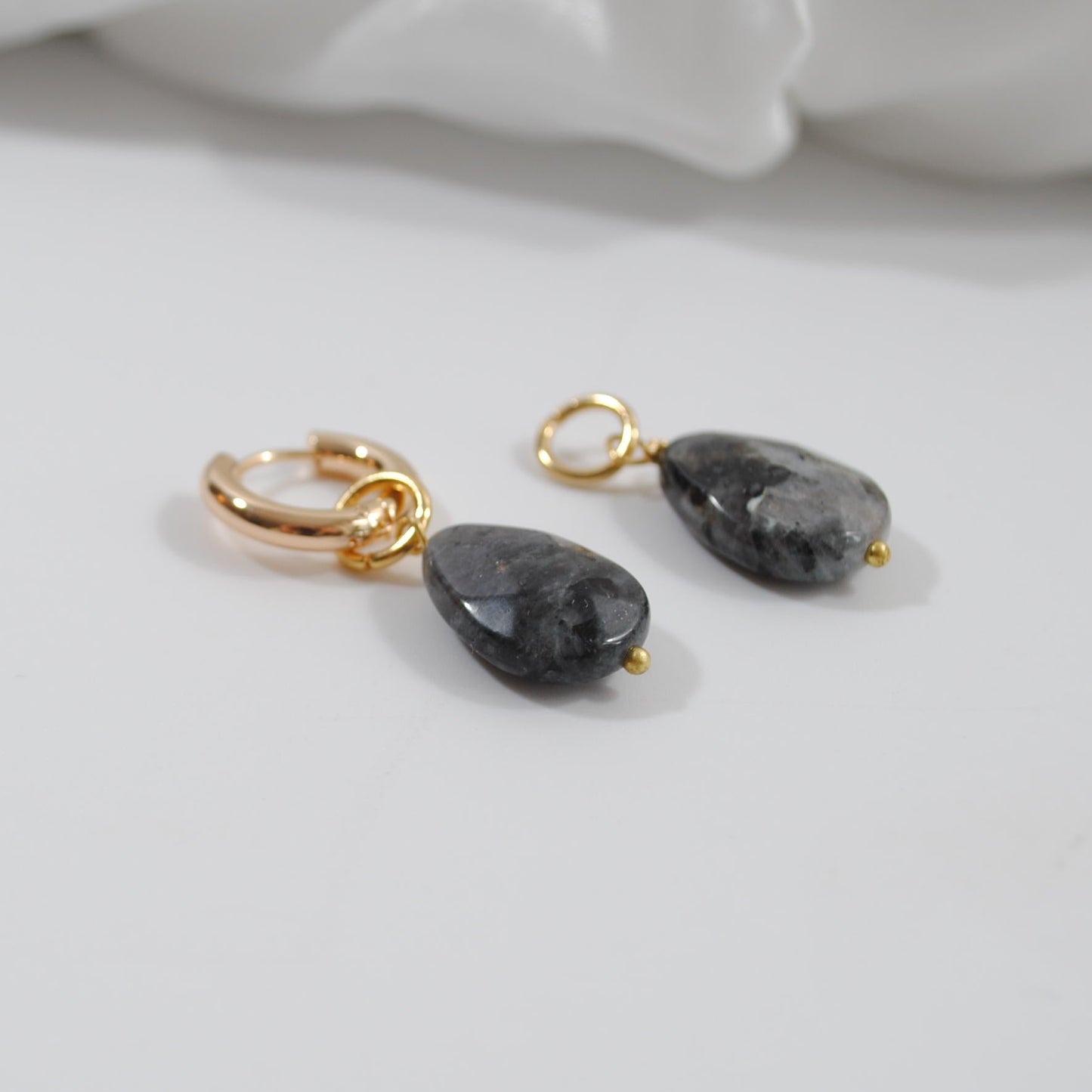 påhäng labradorit hänge i guld design by brandeby