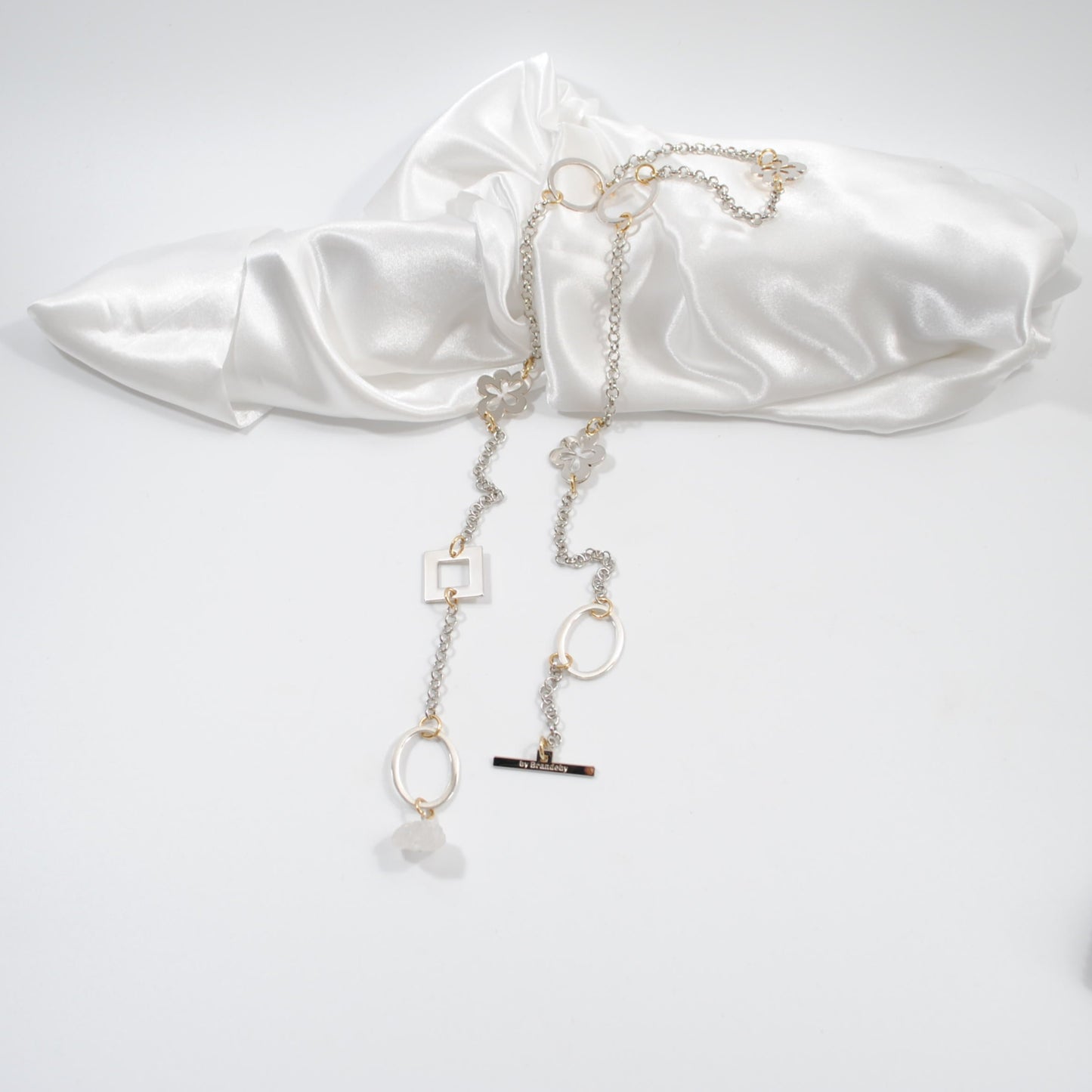 silverhalsband blommor och cirklar i kedja design by brandeby