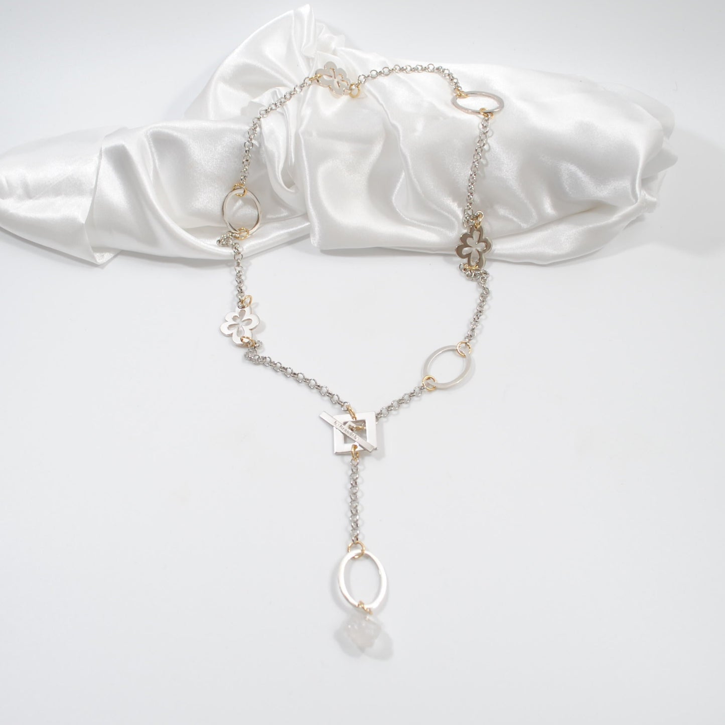 långt silverhalsband med bergkristall kedja design by brandeby