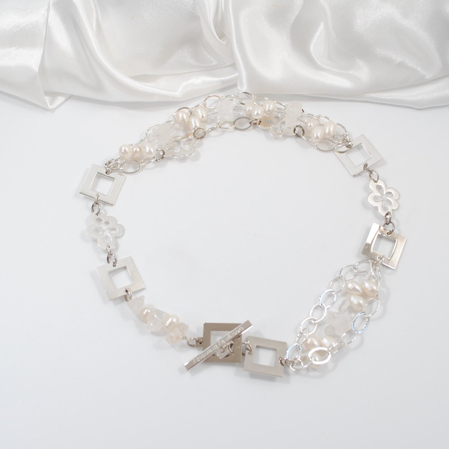 äkta lyxigt kort halsband i vitt och silver design by brandeby