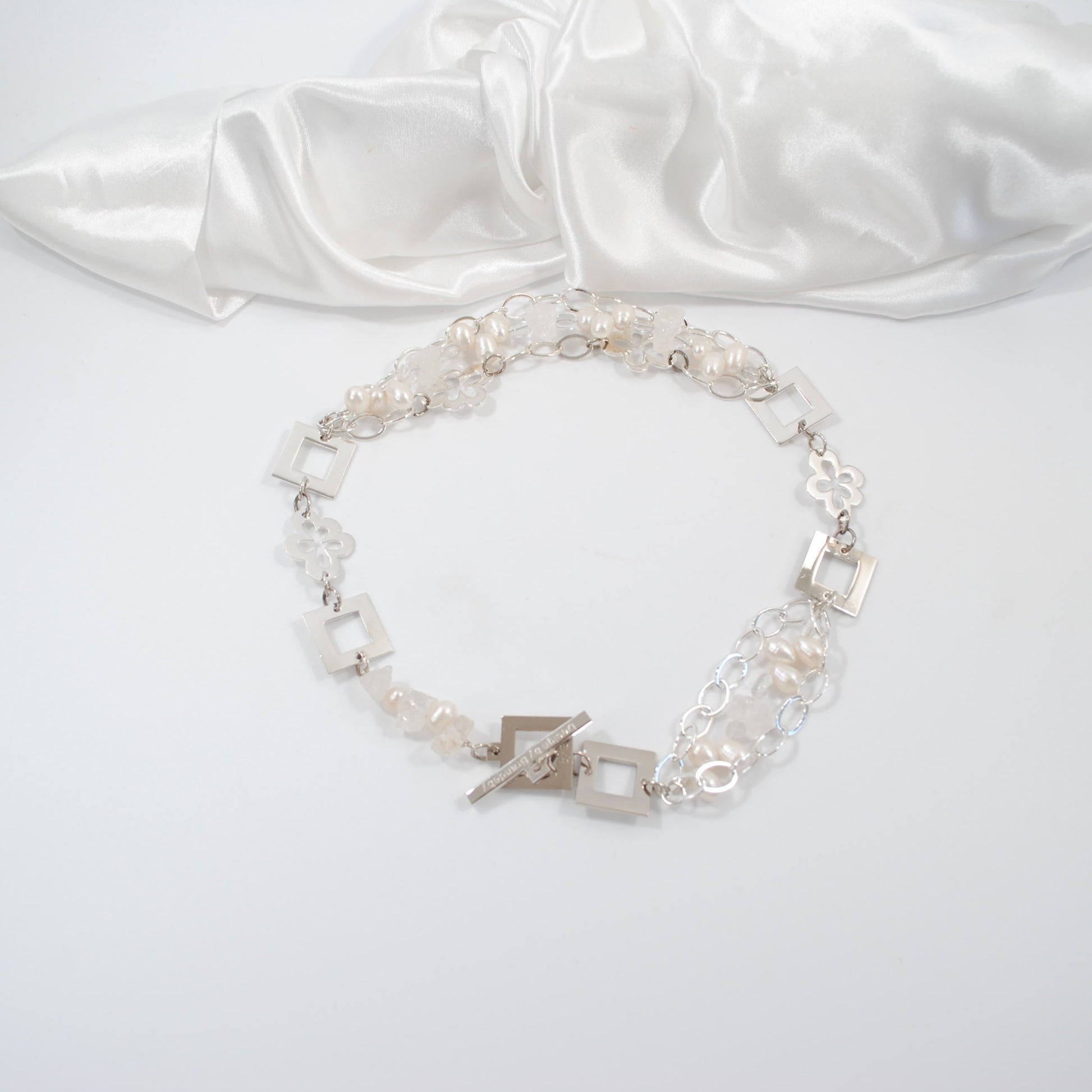 kort halsband med sötvattenspärlor bergkristall design by brandeby