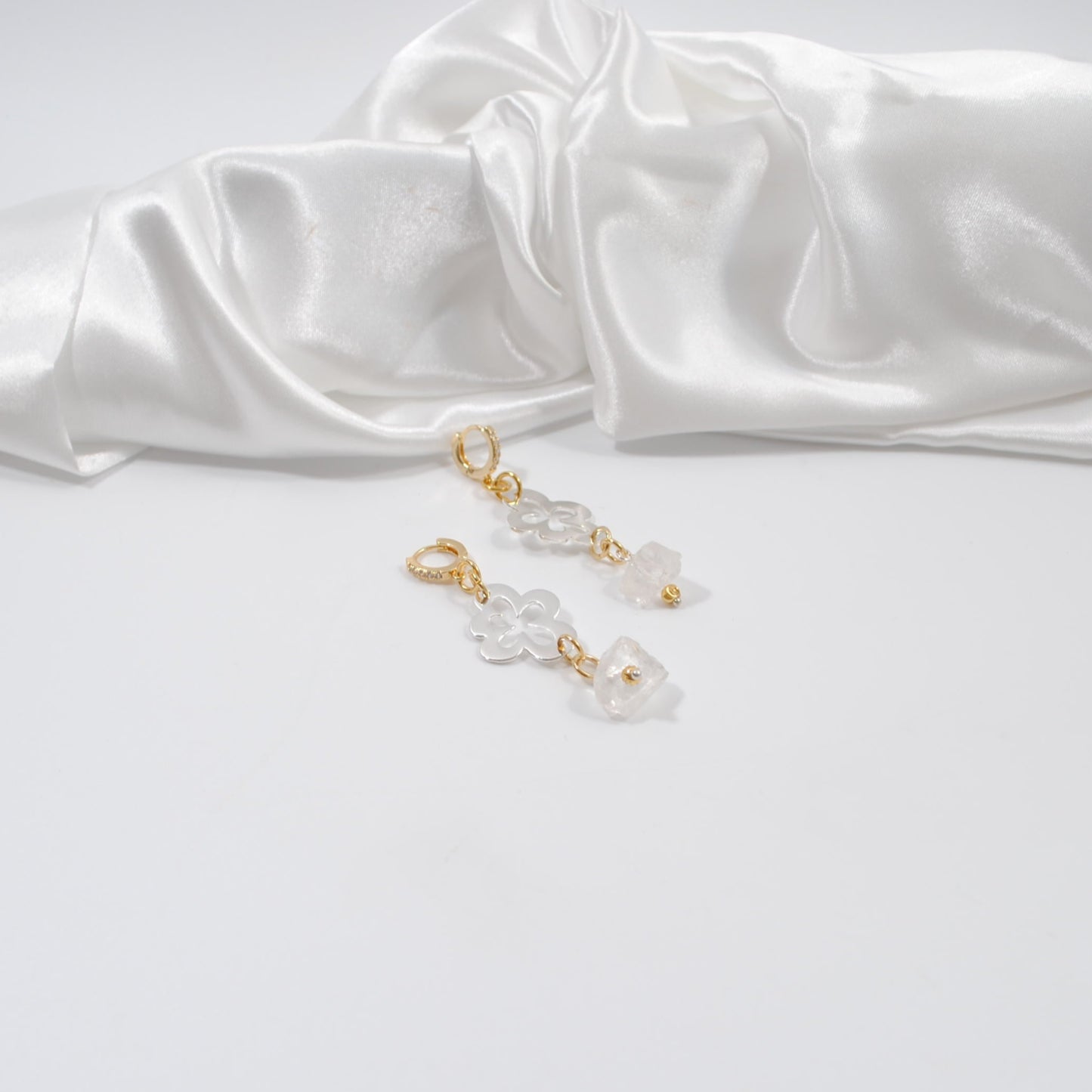 örhängen med silver blomma creoler med strass bergkristall desing by brandeby