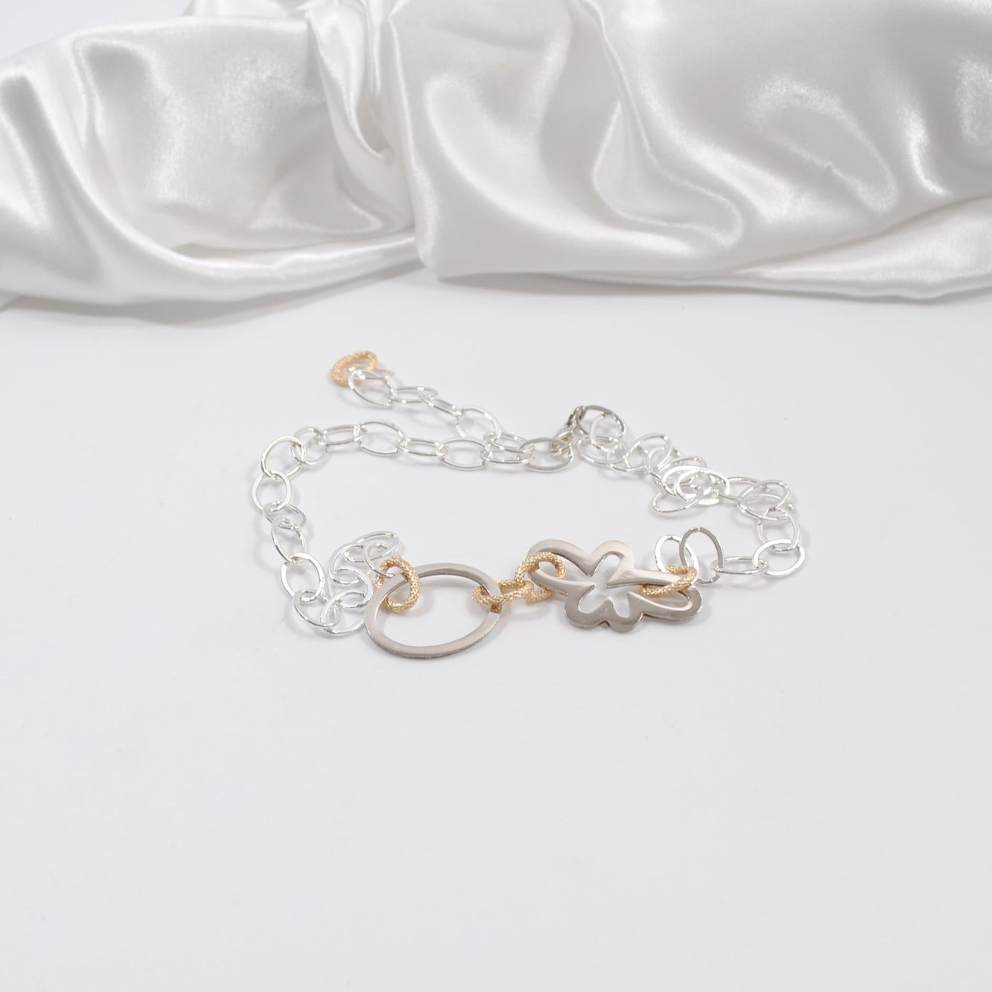 designat kort halsband med silver blomma och kedja handgjort unikt fonden psykisk hälsa design by brandeby