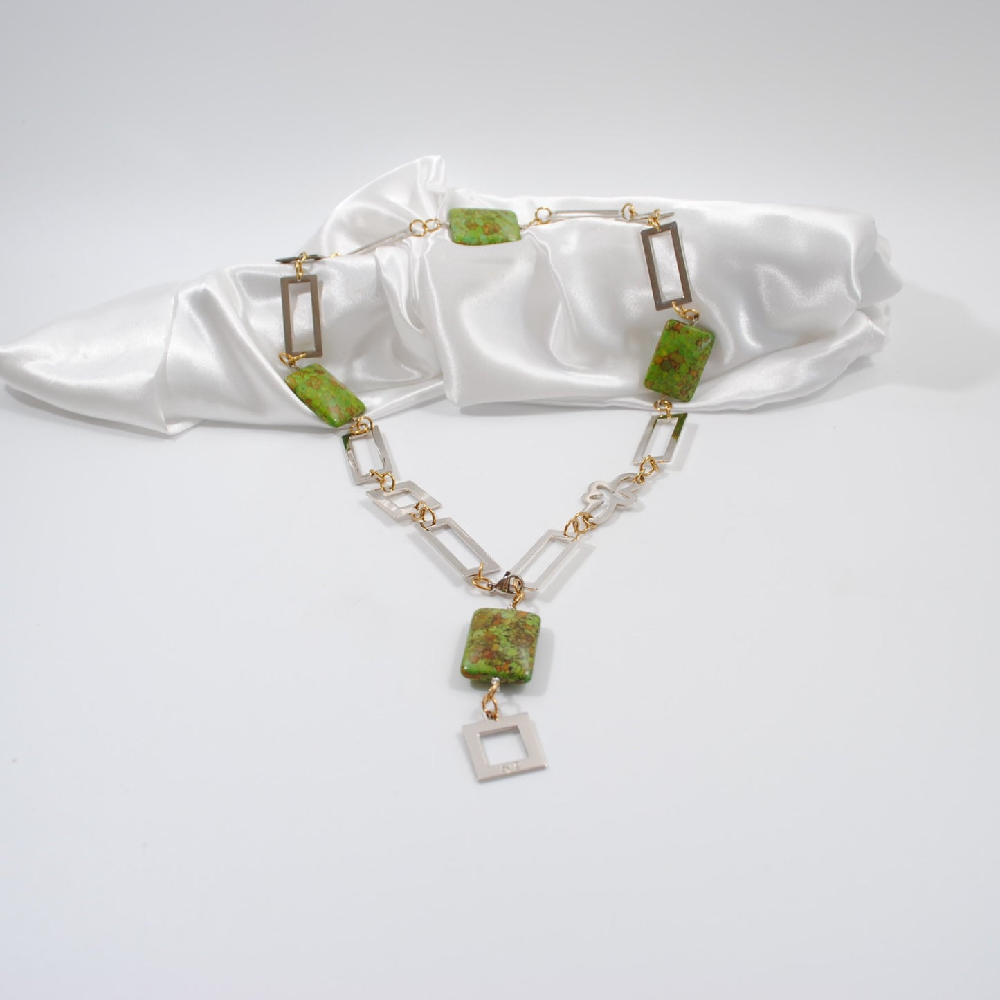 långt halsband flexibelt gröna turkoser äkta ädelstenar med silver delar design by brandeby