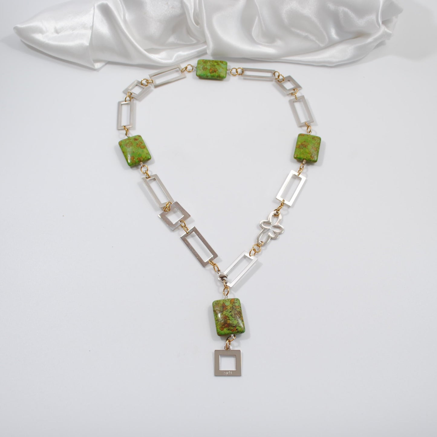 flexibelt halsband med äkta ädelstenar som gröna turkoser med silverdelar design by brandeby