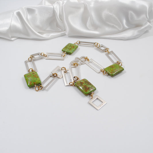 gröna turkoser i ett flexibelt halsband med silverdelar design by brandeby