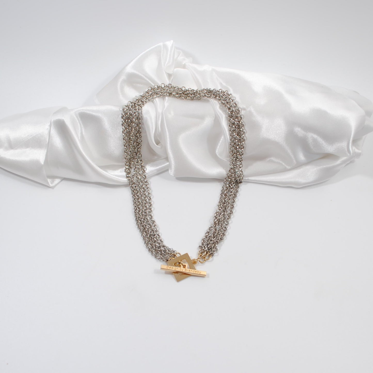 flexibelt halsband i kedjor och guld lås design by brandeby