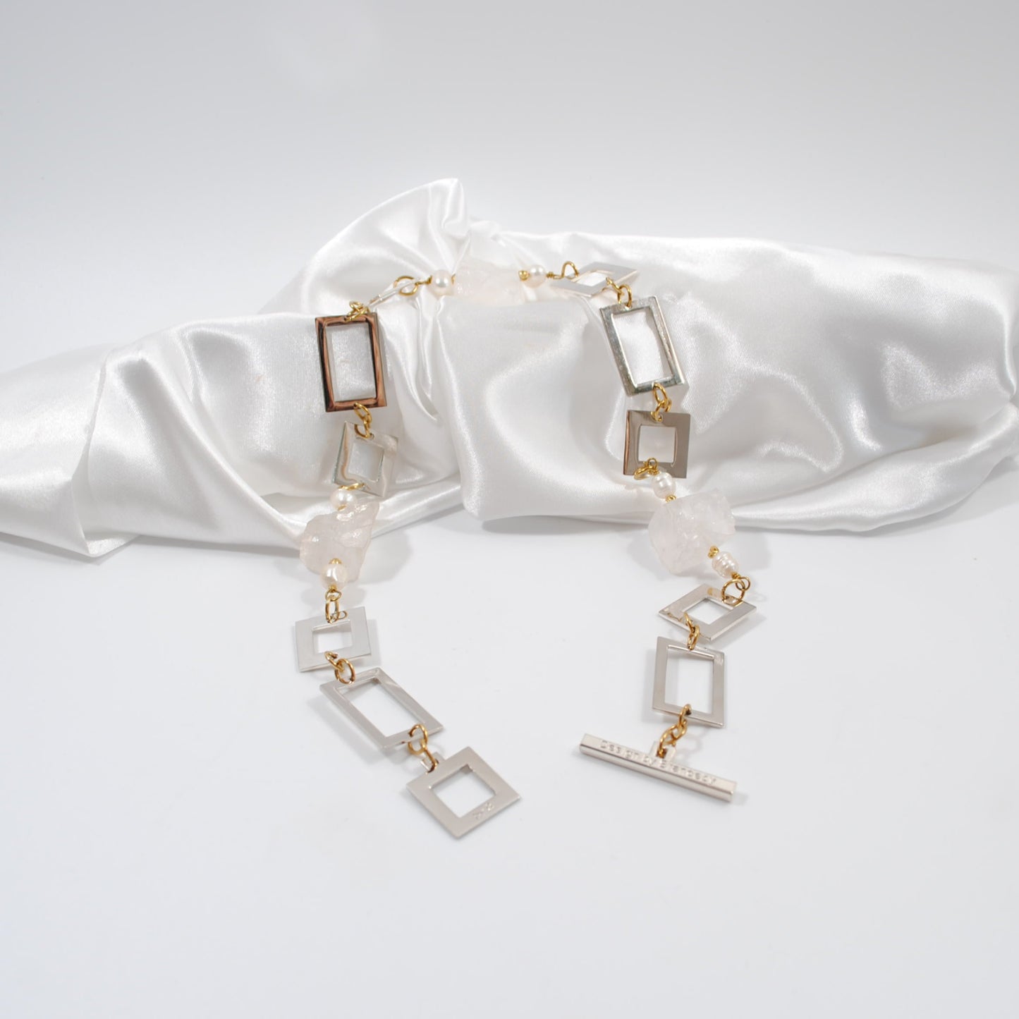 elegant handgjort unikt halsband med äkta ädelstenar bergkristaller design by brandeby