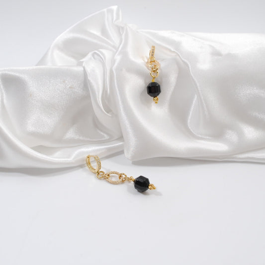 unika örhägen i guld och svart onyx strass fyllda creoler ringar i guld design by brandeby