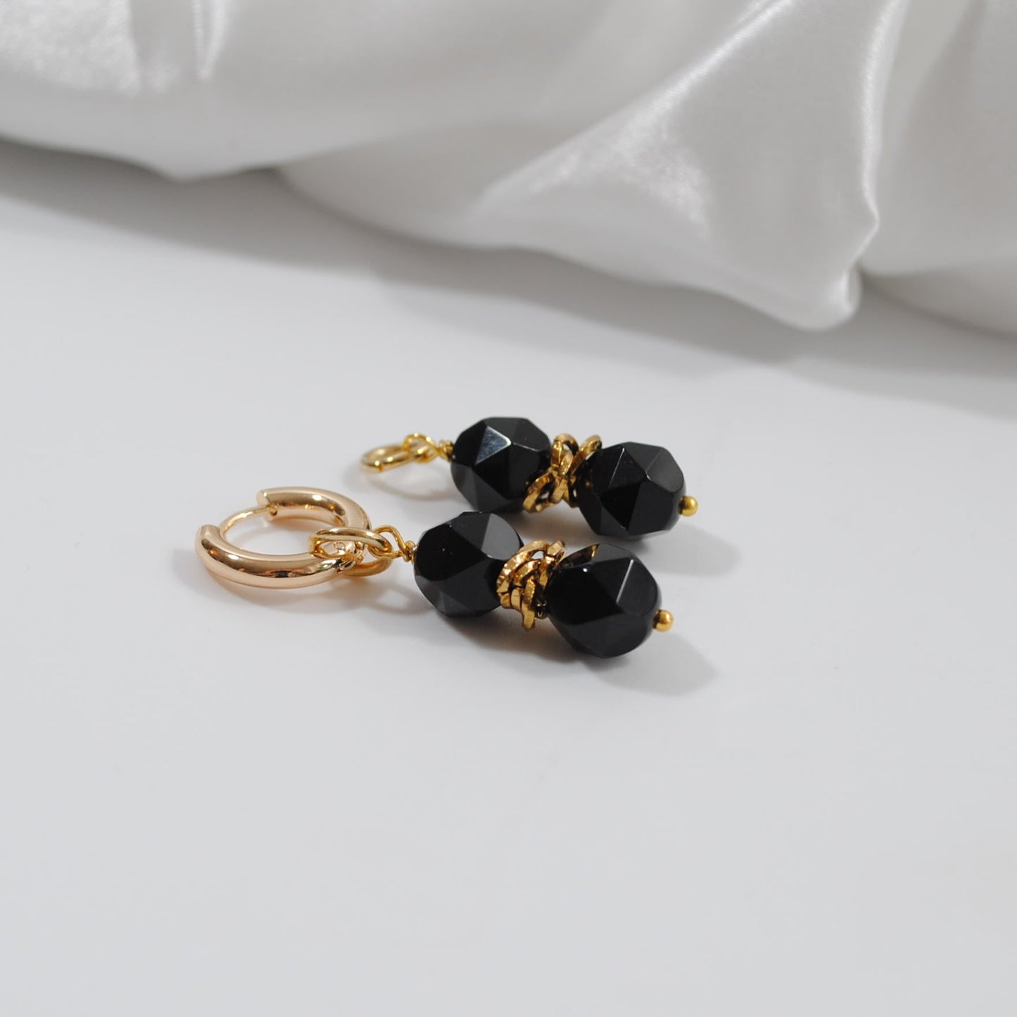 Påhäng - Örhänge Svart Onyx Guld - Design by Brandeby