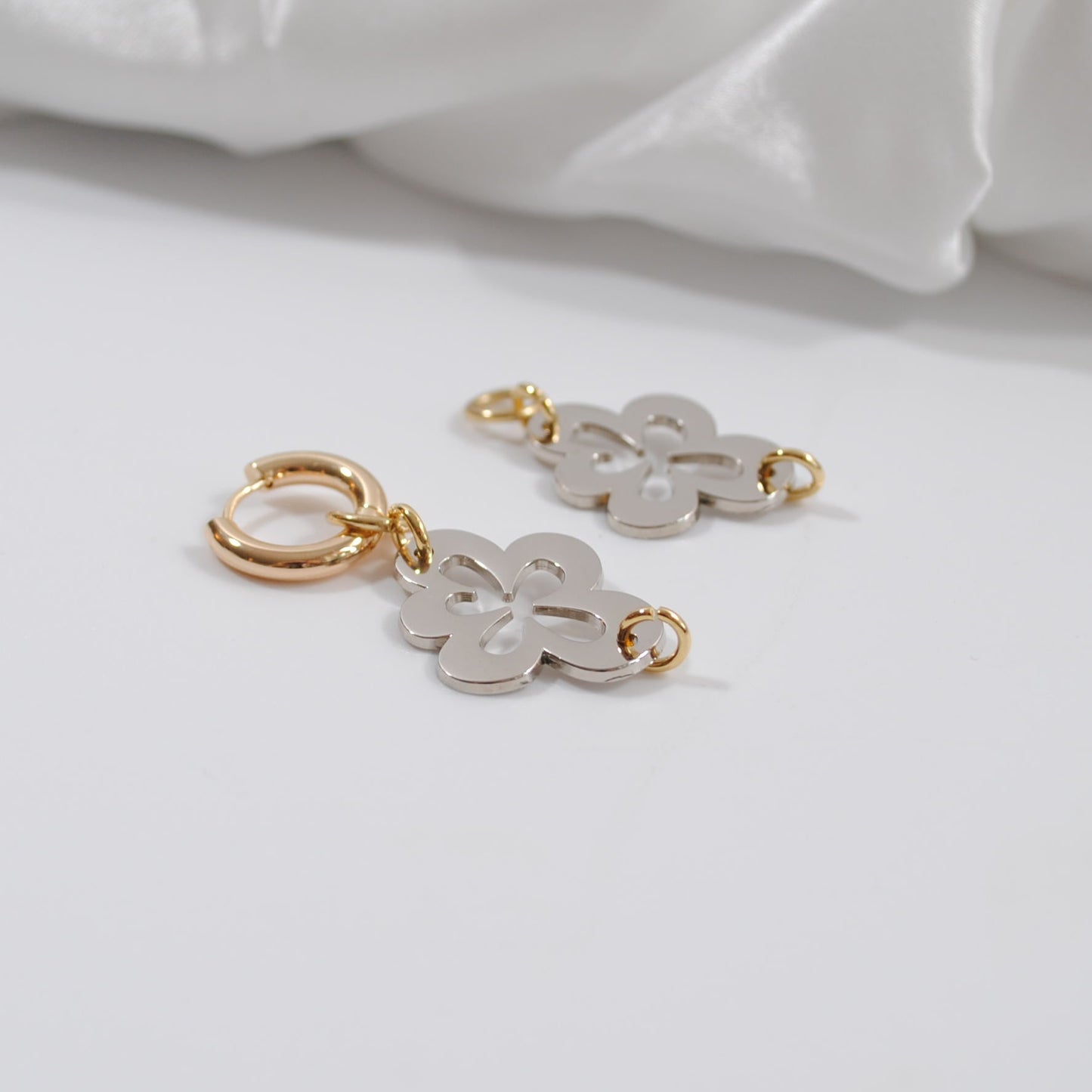 påhäng silver blomma guld detaljer 18 karats guld design by brandeby