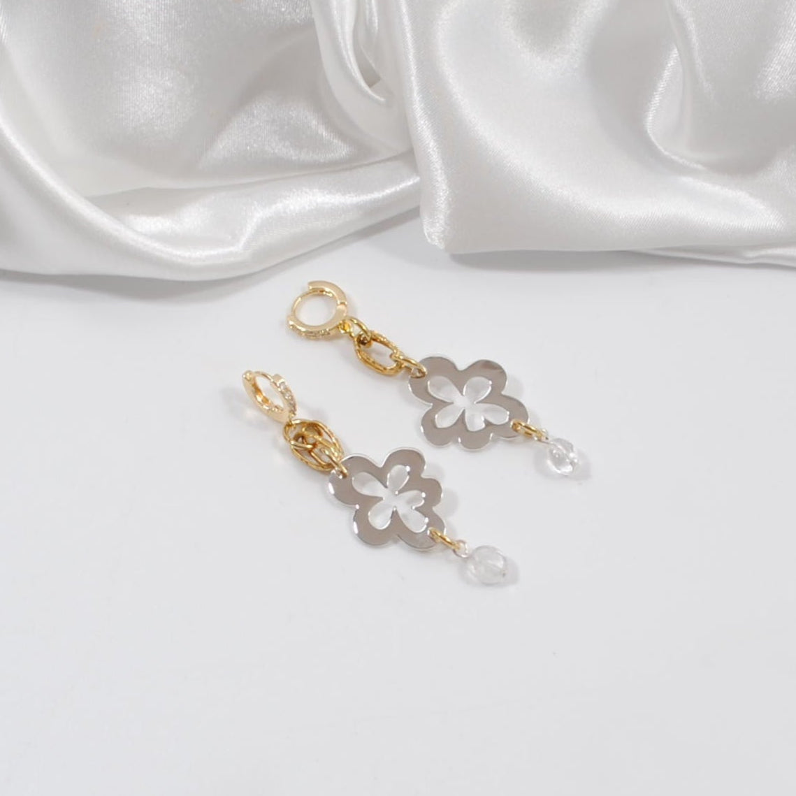 örhängen med bergkristall creoler ringar silver blomma design by brandeby