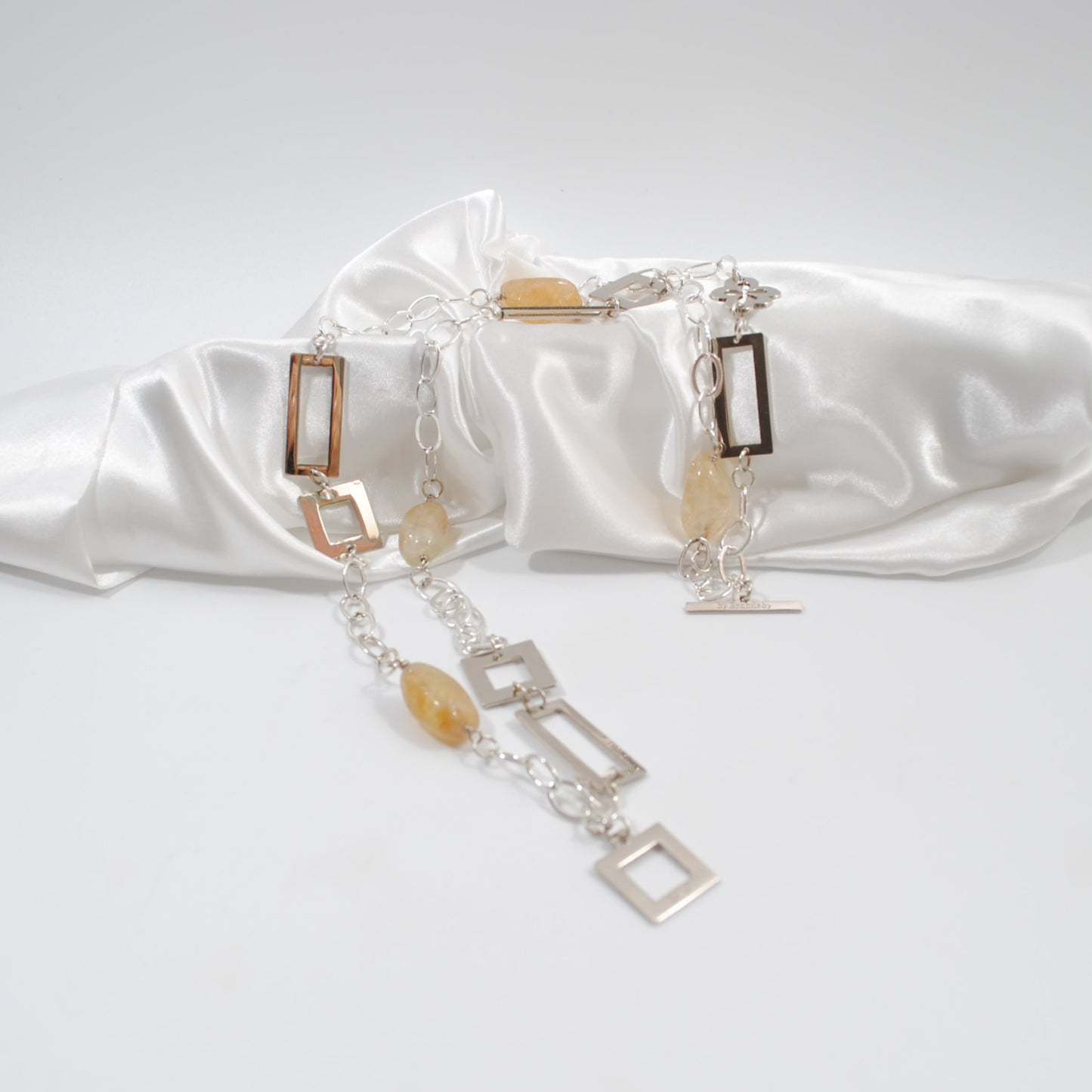 här visar man halsbandet i långt citriner ädelsten silverhalsband design by brandeby