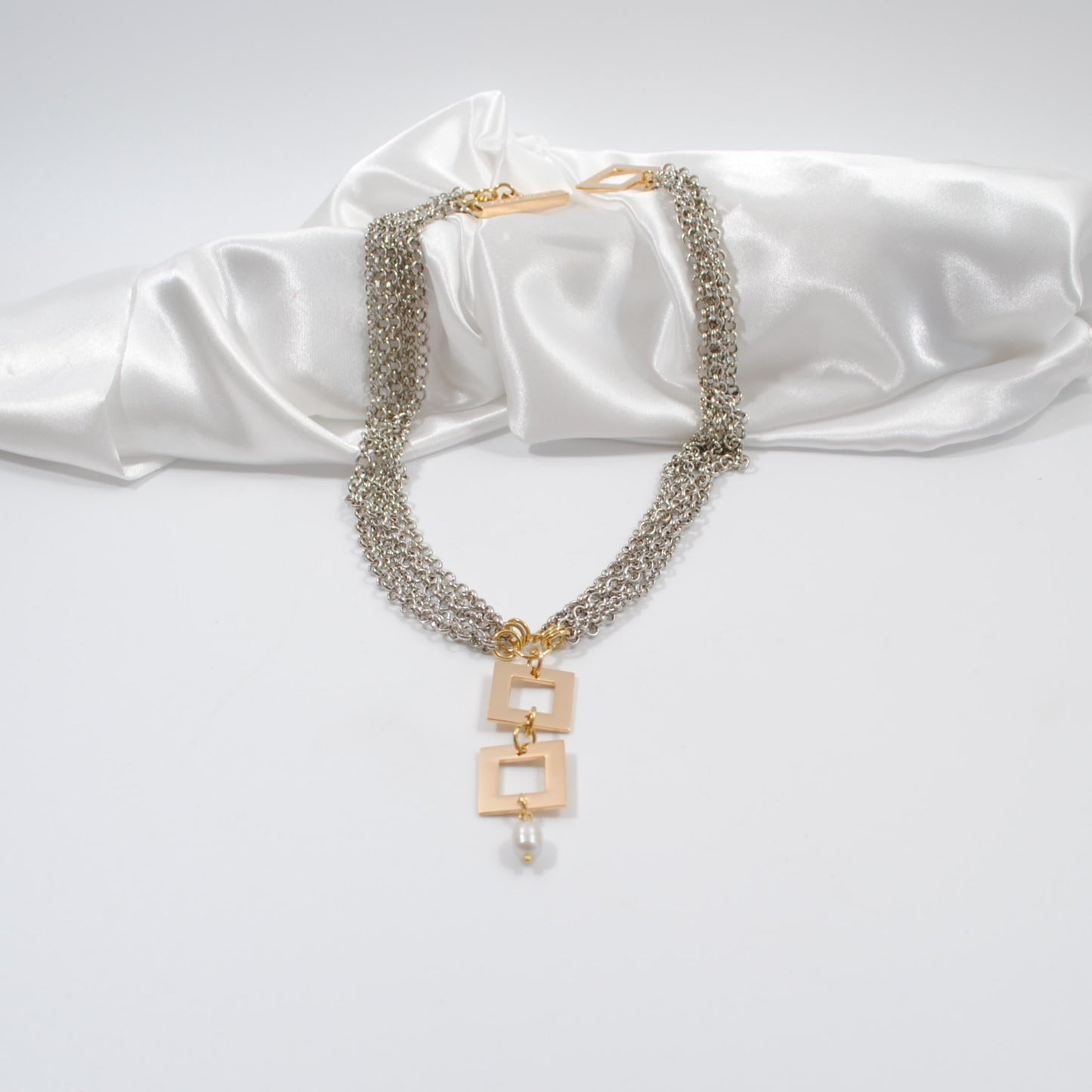 handgjort unikt halsband i kort modell med kedjor och guld delar design by brandeby