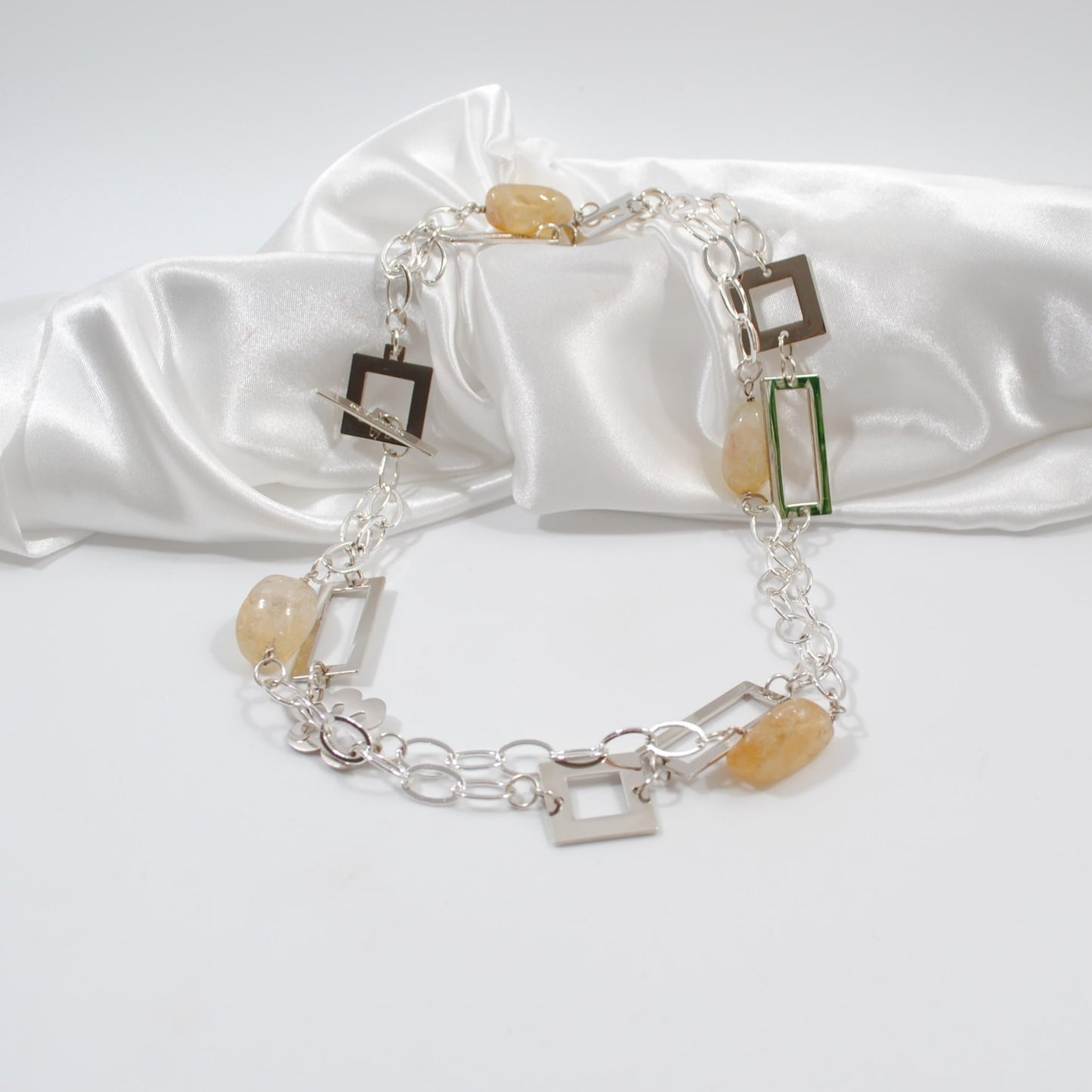 äkta ädelstenar citriner silverhalsband här bär man smycket kort design by brandeby