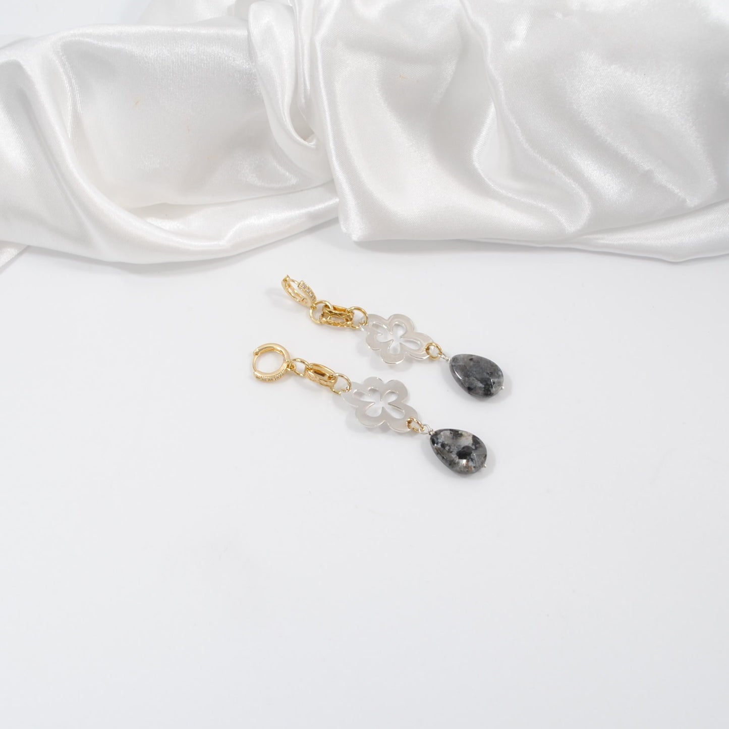 strass fyllda guld creoler ringar äkta ädelsten labradorit silver bloma äkta design by brandeby