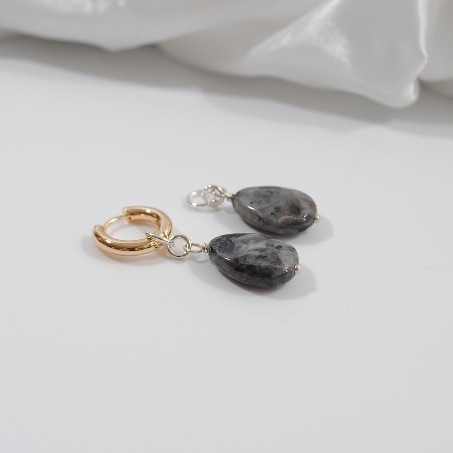 äkta ädelsten labradorit påhäng till creoler ring desing by brandeby