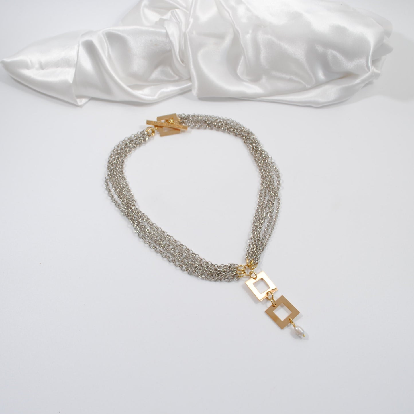 kort halsband med många kedjor och guld delar design by brandeby