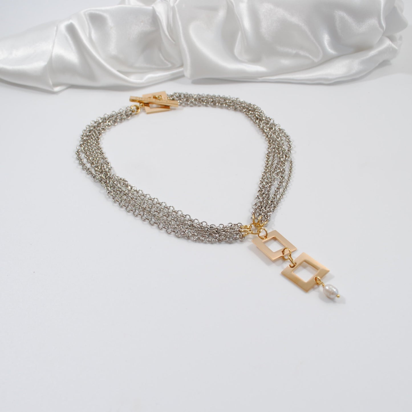 handgjort unikt halsband kedjor kort modell guld fyrkanter sötvattenspärla design by brandeby