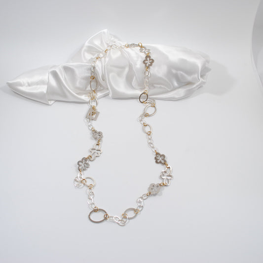 långt halsband med silver blommor och cirklar kedja och guld detaljer handgjort unikt i sin stil design by brandeby