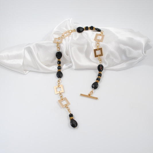 kort halsband i svart ädelsten och guld fyrkanter design by brandeby
