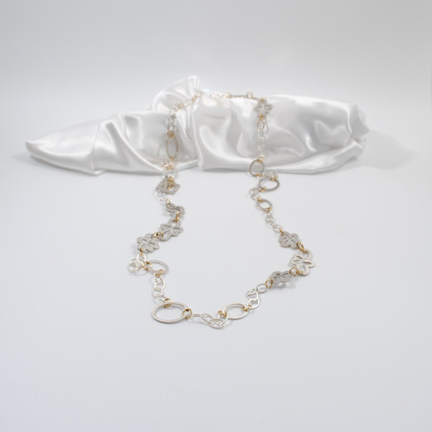 långt halsband med kedja cirklar och blommor i silver design by brandeby