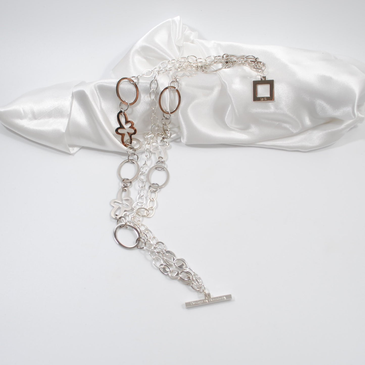 unikt silver halsband i tre rader handgjort svensk design blommor och cirklar egendesingde delar design by brandeby