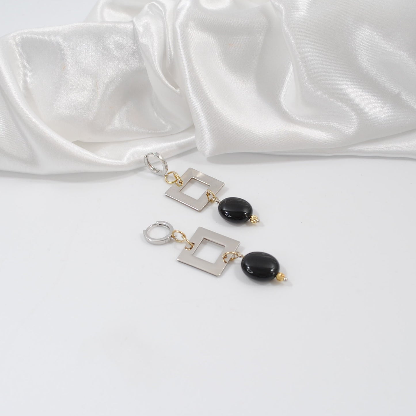 örhänge i svart onyx fyrkanter med guldringar creoler i silver design by brandeby