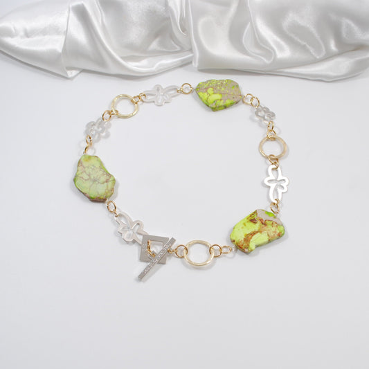 kort halsband med silver blommor guldringar gröna ädelstenar design by brandeby