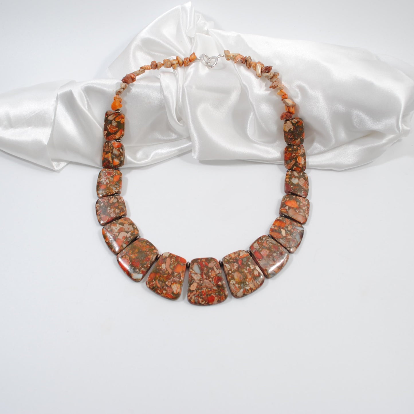 orange ädelsten handgjort design by brandeby kort halsband med sterling silver lås chanel