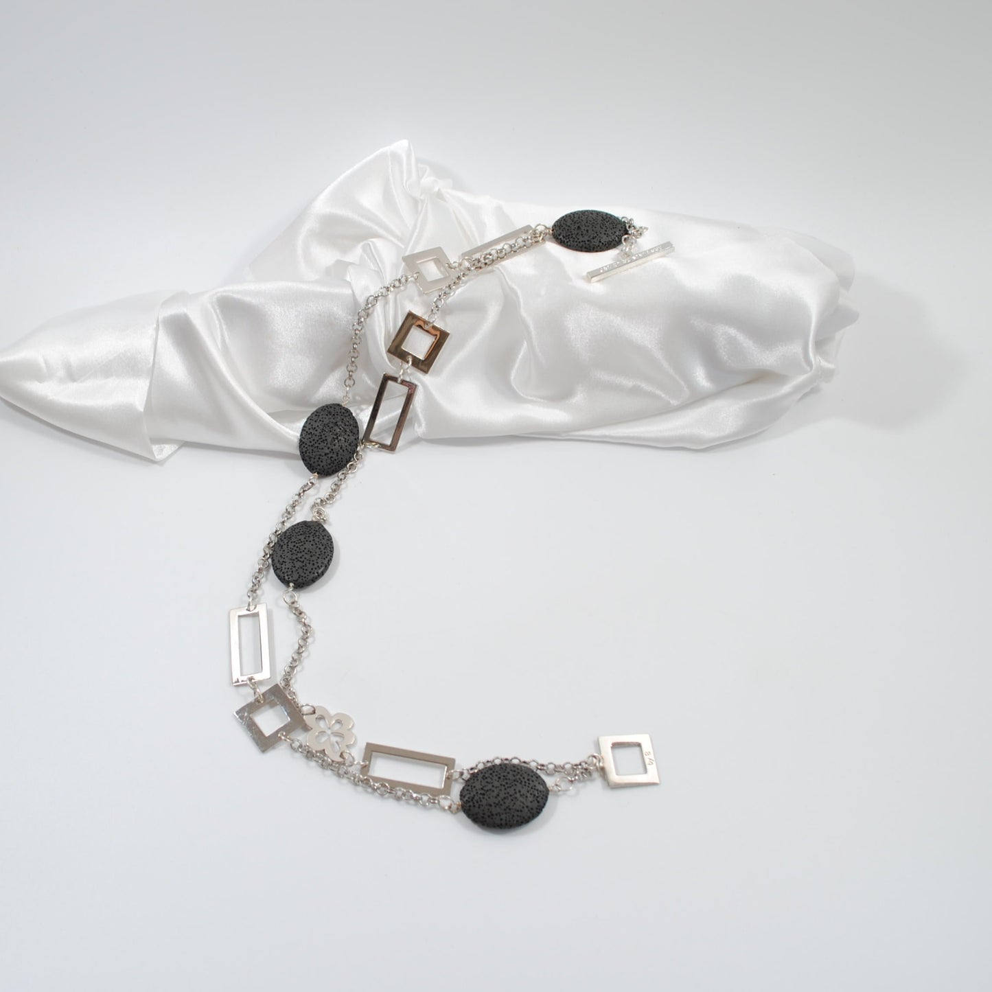 exklusivt handgjort unikt halsband i svart lavasten design by brandeby